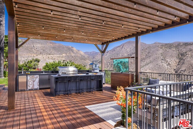 Building Photo - 5868 Zumirez Dr