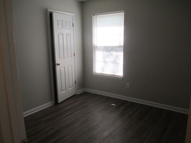 Building Photo - Wonderful 3 bedroom, 2 bathroom, home with fenced in yard! Available December 21, 2025!