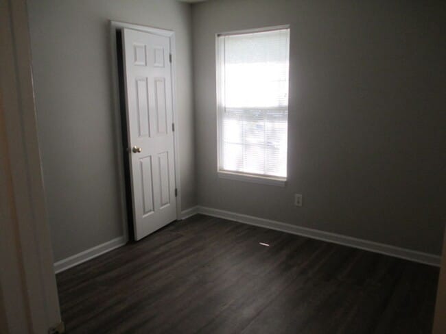 Building Photo - Wonderful 3 bedroom, 2 bathroom, home with fenced in yard! Available Now!