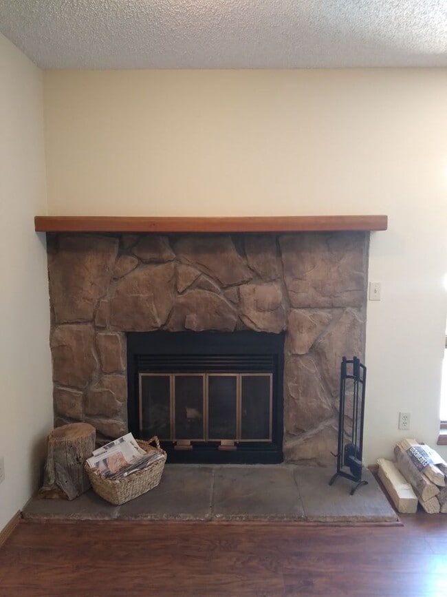 Building Photo - 3 bed / 2 bath Condo Available