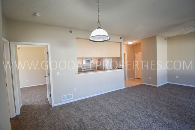 Building Photo - Short Term Lease Available ! 2 Bedroom 2 B...