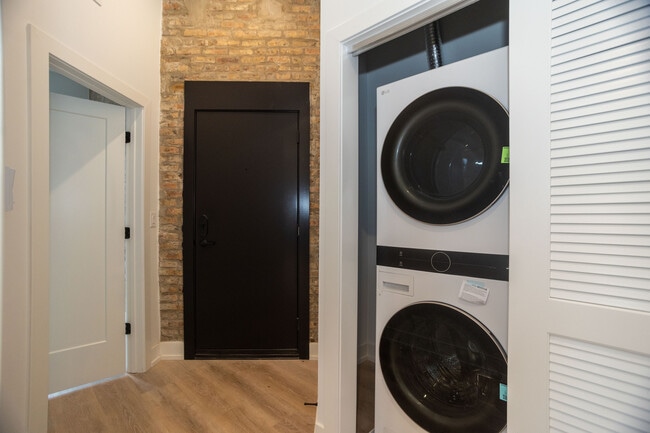 Building Photo - 2256 N Sawyer Ave