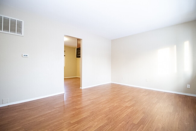 Building Photo - 2038 Airline Ave