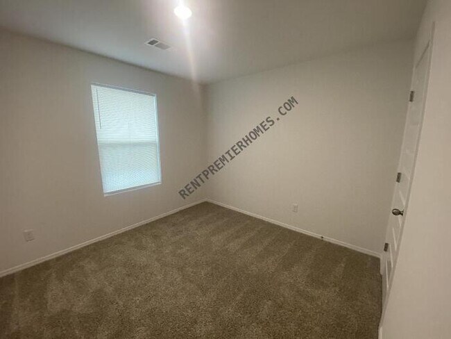 Building Photo - 5 Vineyard Dr