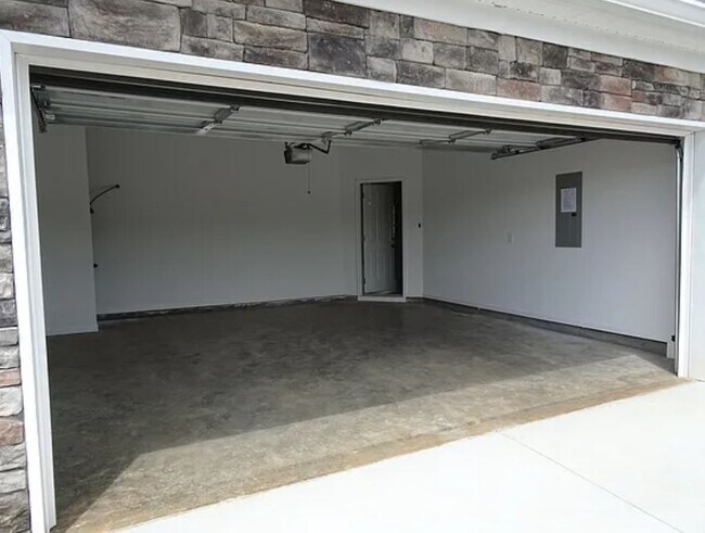 Building Photo - 179 Pine Knoll