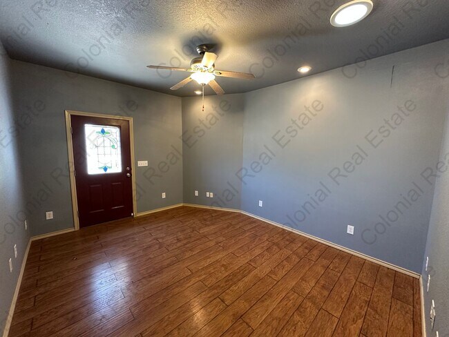 Building Photo - Beautiful 3 bedroom 2 bathroom home.