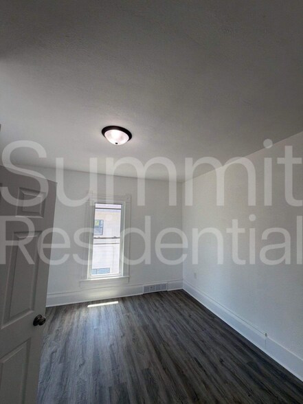 Building Photo - 1422 10th St