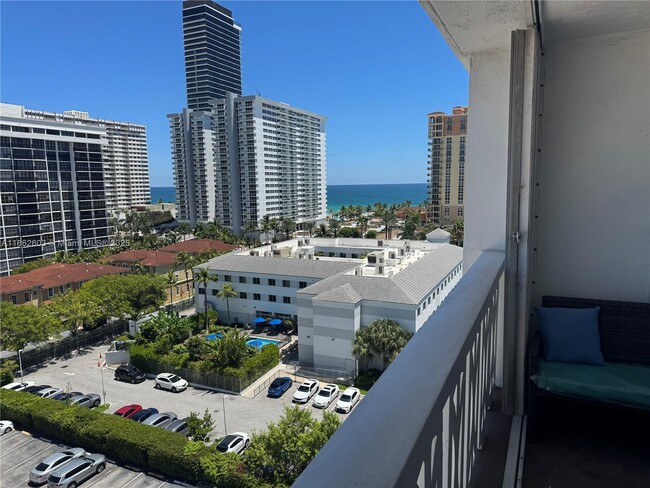 Building Photo - 3113 S Ocean Dr