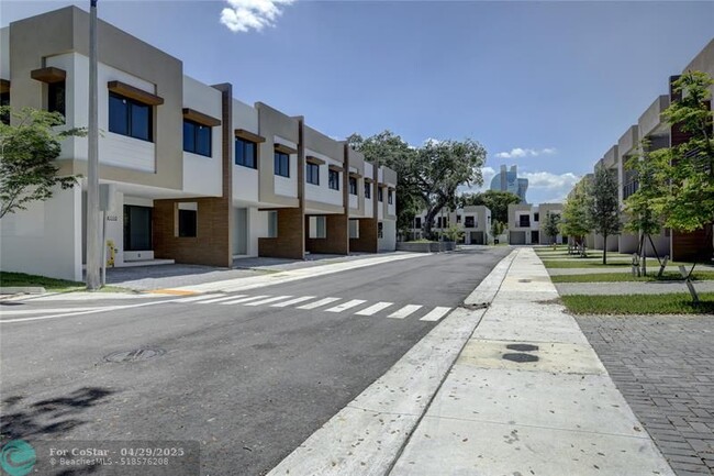 Building Photo - 4141 S oaks Pl