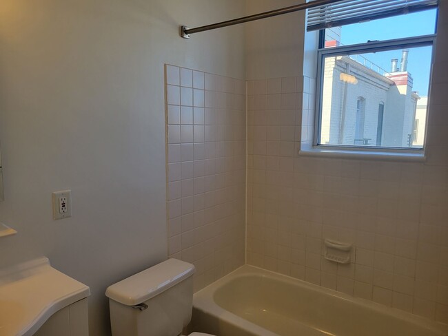 Building Photo - Charming 1 BR/1 BA Top Floor Condo Unit in...