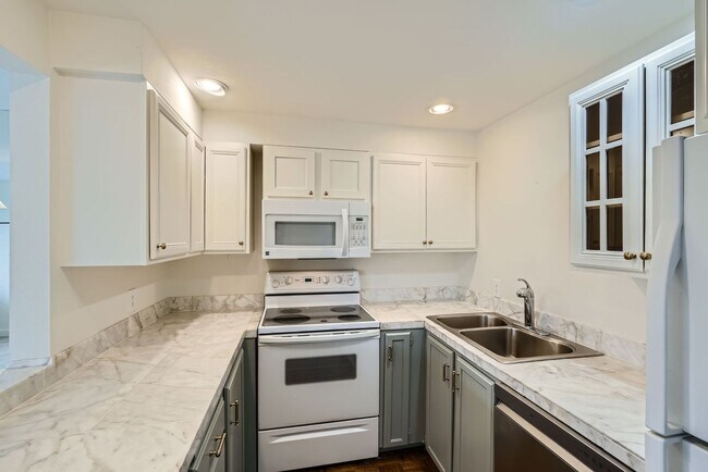 Building Photo - Stunning 2bed Condo with City Views & Prim...