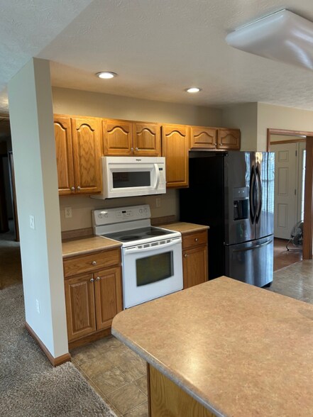 Building Photo - 2439 Meadowpoint Dr