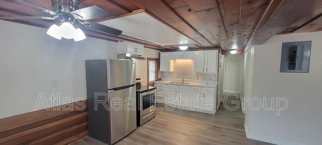 Building Photo - 517-519 S 81 St