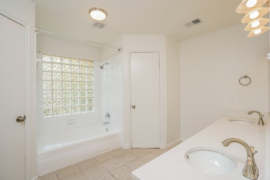 Building Photo - 8431 Pines Pl Dr