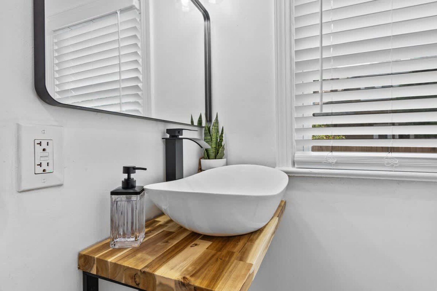 Building Photo - 172 Cherry St