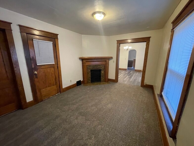 Building Photo - 753 E 24th St