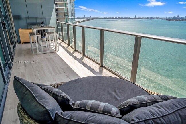 Building Photo - 650 NE 32nd St