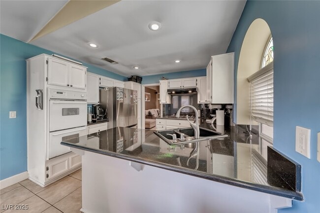 Building Photo - 9832 Cactus View Ave