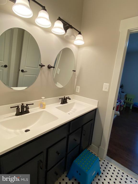 Building Photo - 2233 N Underwood St