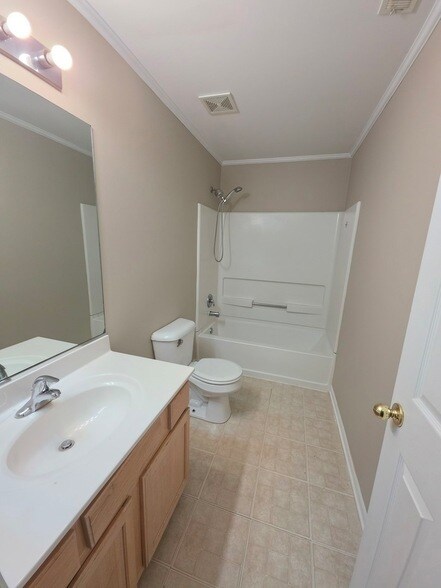 Building Photo - 369 Evergreen Cir
