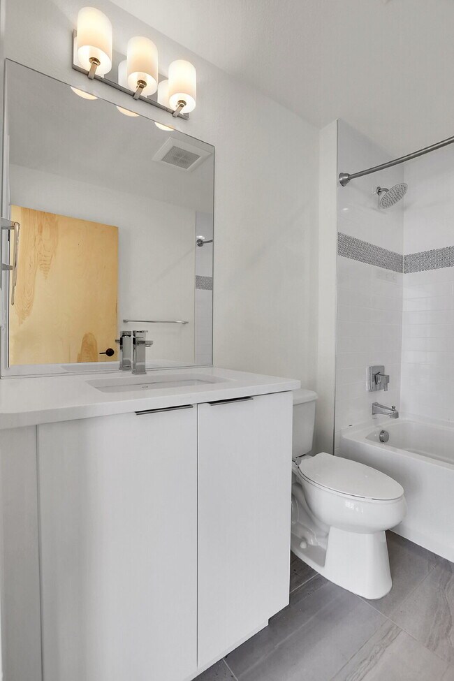 Building Photo - $3,200.00 - 2 Bedrooms, 2.2 Bathrooms, Tow...