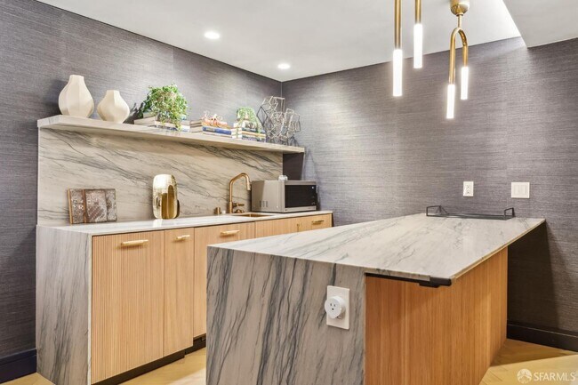 Building Photo - 7 Seymour St