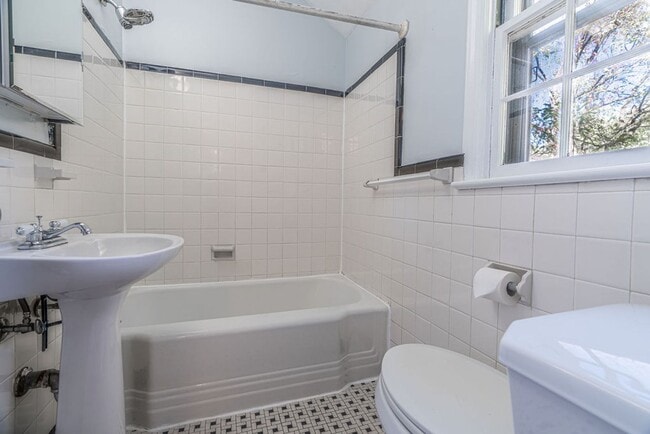 Building Photo - Charming 3 Bedroom Colonial Home in Bethesda