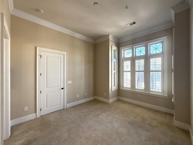 Building Photo - Lovely Condo in Tranquil Court