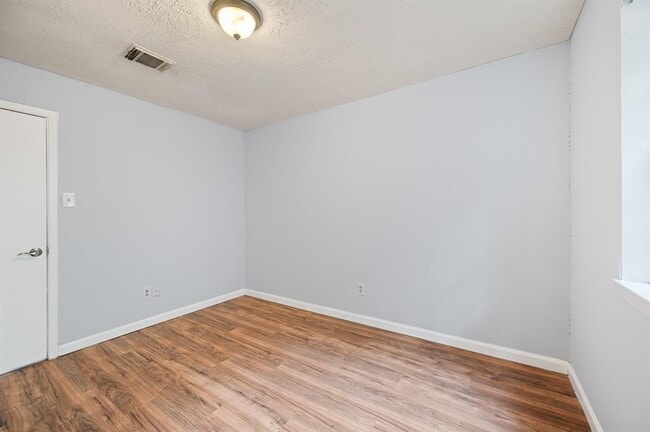 Building Photo - 13910 New Village Ln