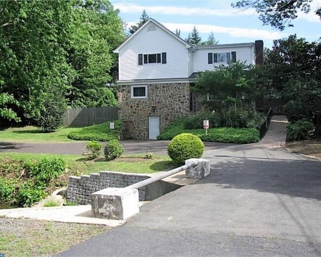 Building Photo - 261 Upper Ferry Rd