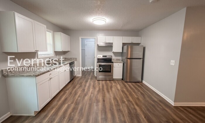 Building Photo - 715 W Creek Cir
