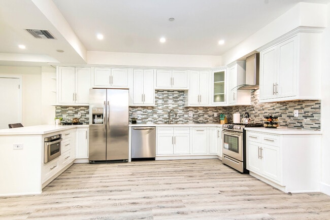 Primary Photo - Regency Holt Apartments