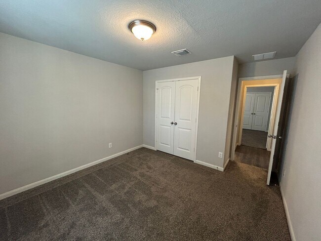 Building Photo - 3/2/2 in Avery Park / Fridge Included  / W...