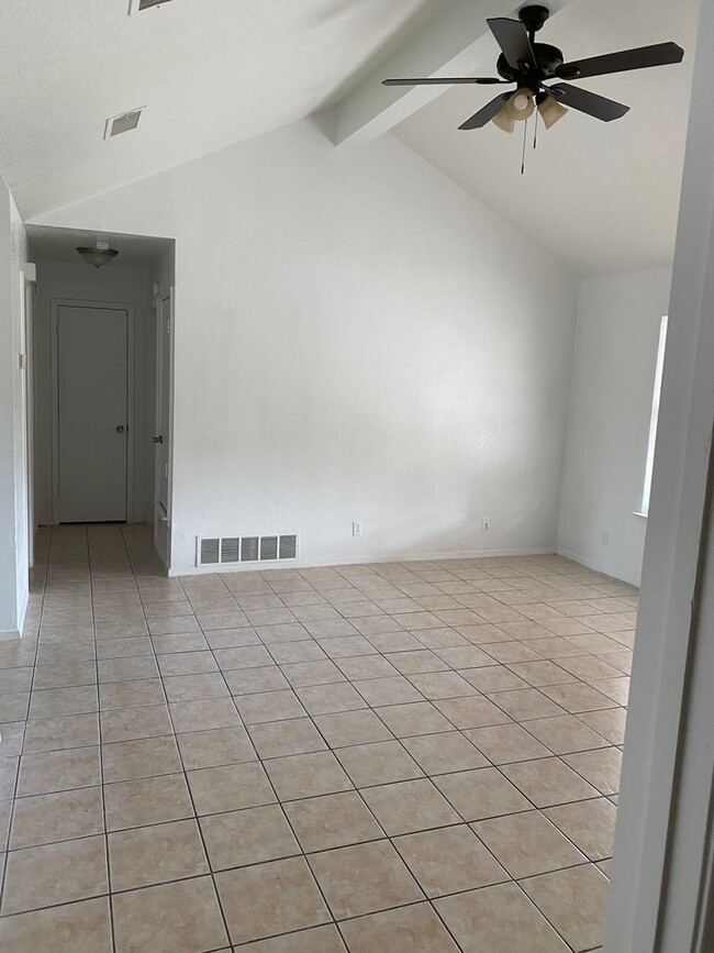 Building Photo - 2416 Jerome Dr