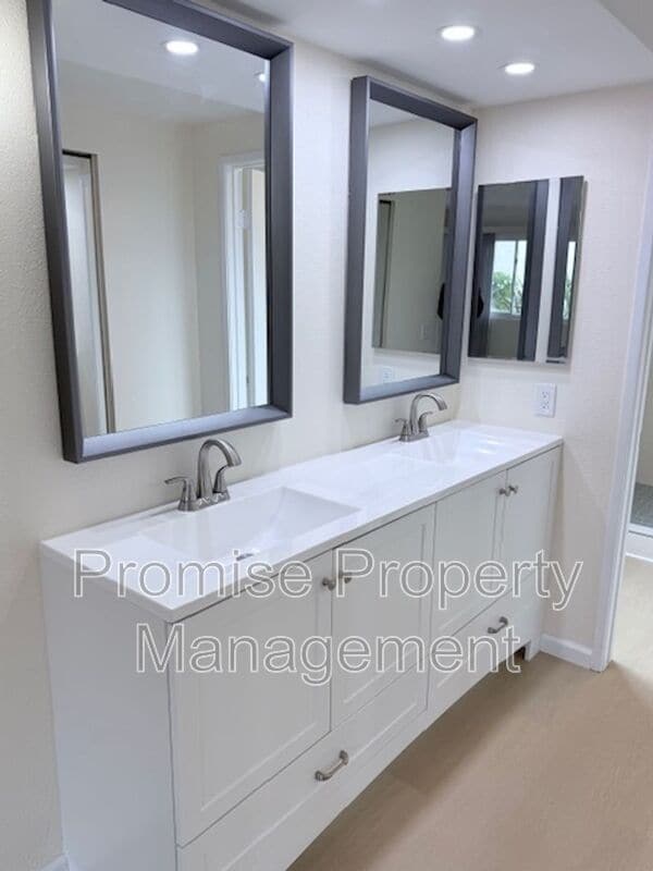 Building Photo - 1320 La Miranda Ave