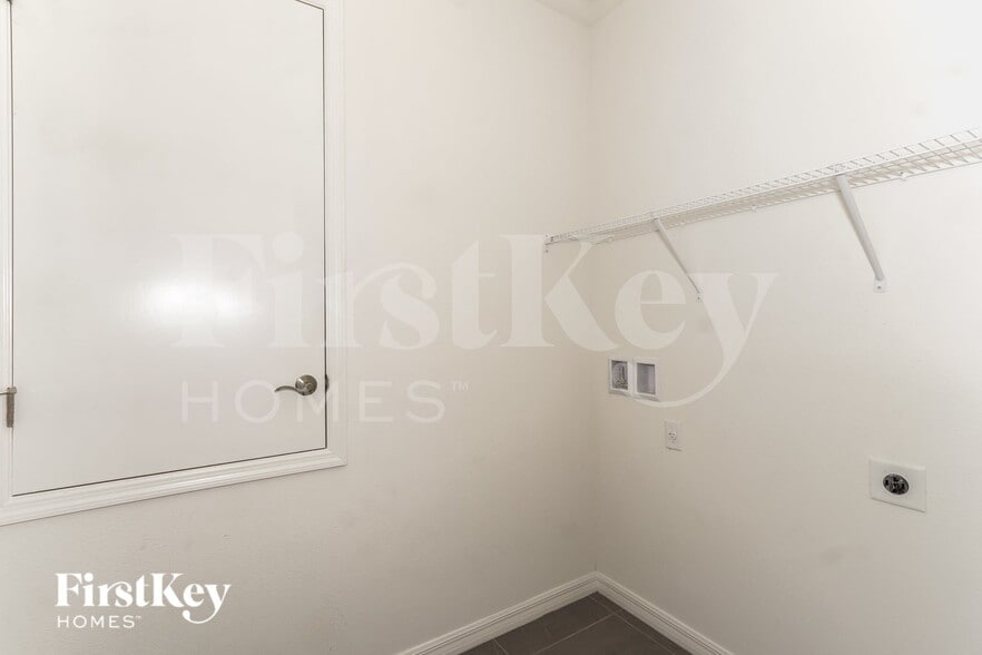 Building Photo - 331 Corbel Ln