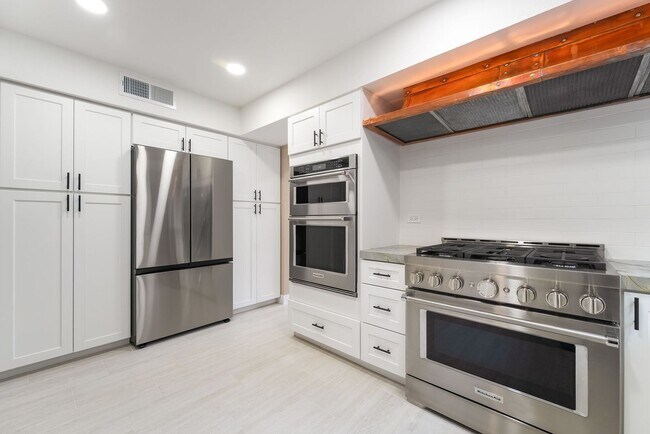 Building Photo - 968 Pinehurst Dr