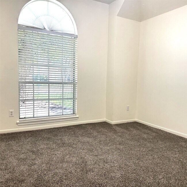 Building Photo - 10023 Hickory Trail Ln