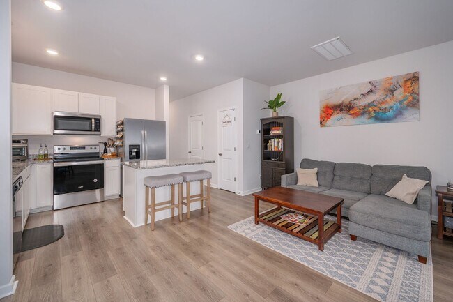 Building Photo - Bright 3-Bed End-Unit Townhome in Cedar St...