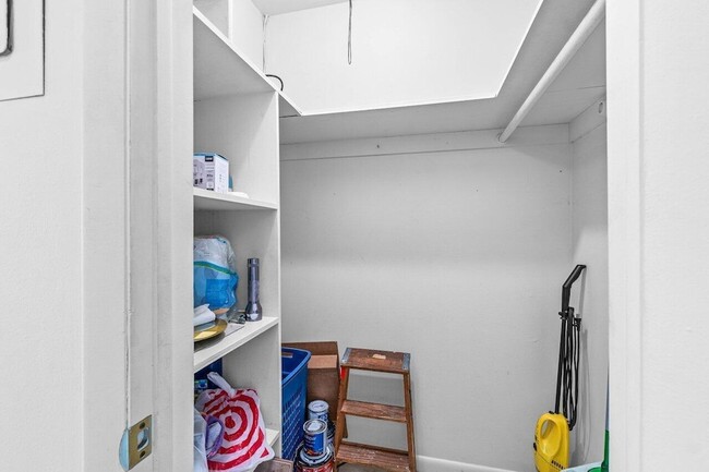 Building Photo - 52 Kingswood E