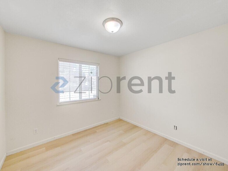 Building Photo - Unit