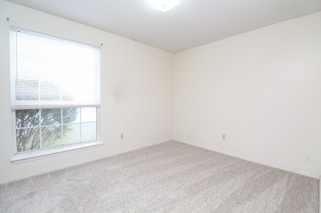 Building Photo - Southwest Pensacola 3BR, 2BA Patio Home Near NAS Pensacola & Blue Angel Pkwy with Fenced Backyard...