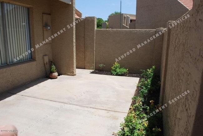 Building Photo - 2 STORY TOWNHOME WITH ATTACHED GARAGE WATER INCL