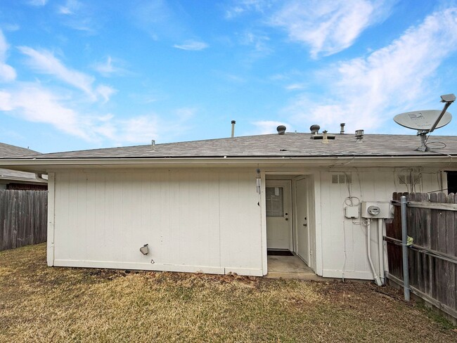 Building Photo - 2-Bedroom Duplex with Private Yard Near Shopping & Dining