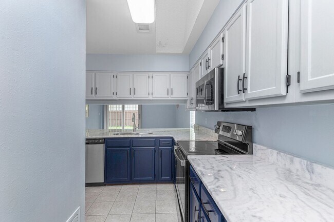 Building Photo - 2BD / 2BA Home Near Eglin AFB and Downtown...