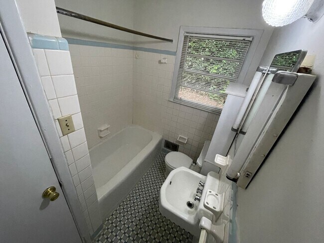 Building Photo - 353 Morton Ave