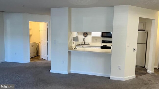 Building Photo - 625 Admiral Dr