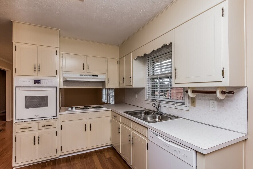 Building Photo - 7163 Bluebird Ln