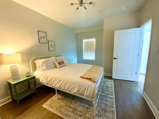 Building Photo - 149 1st St S