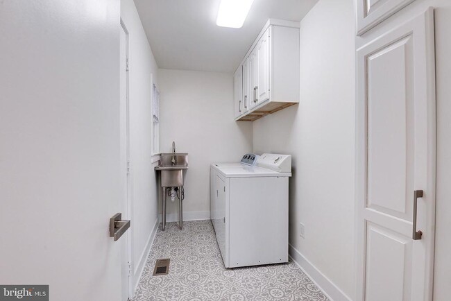 Building Photo - 9704 Hall Rd